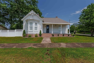 409 E 3rd St, Tuscumbia, AL 35674