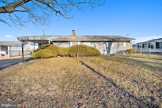 12 Pebble Ln, Levittown, PA 19054
