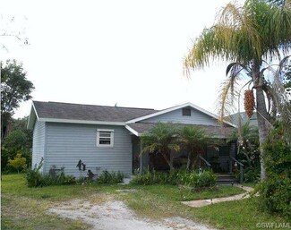 151 7th St, Naples, FL 34113