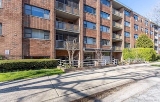 100 Clinton Ave Unit 1V, Mineola, NY 11501