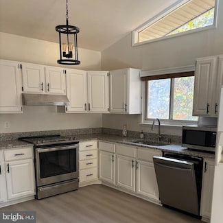 7826 Glenister Dr, Springfield, VA 22152