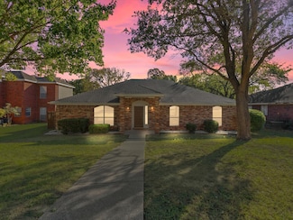 612 Desoto Dr, Desoto, TX 75115