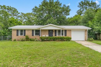 46 9th St, Shalimar, FL 32579