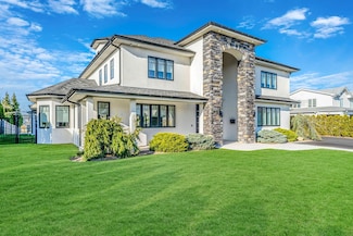 31 Shoal Dr, West Islip, NY 11795