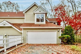 15 Stone House Ct, Oak Ridge, NJ 07438