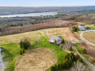 83 Barrett Hill Rd, Hope, ME 04847