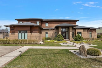 6925 Meadowlake Rd, Bloomfield Hills, MI 48301