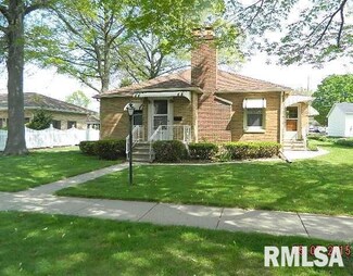 908 5th St, de Witt, IA 52742