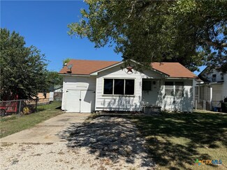 1402 E Mesquite Ln, Victoria, TX 77901