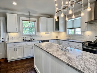 24 Stockholm St, Newport, RI 02840