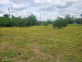 606 E 4th St, Taylor, TX 76574