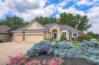 510 Oak Dr, Raymore, MO 64083