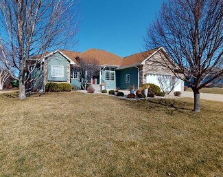 2312 Country Club Dr, Mason City, IA 50401