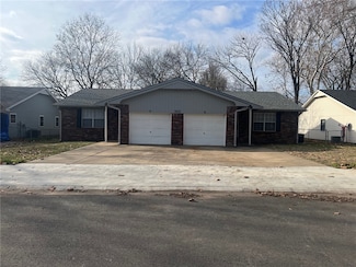 1012 Whipporwill Ln, Siloam Springs, AR 72761