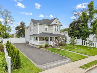 81 Pearsall Ave, Freeport, NY 11520