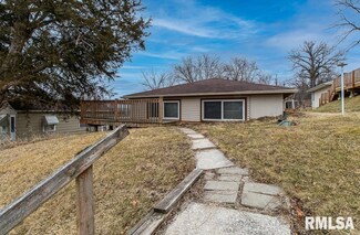 207 5th St, Silvis, IL 61282