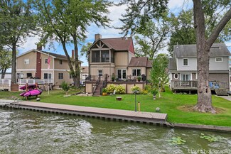 32 Atwater Pkwy, Fox Lake, IL 60020