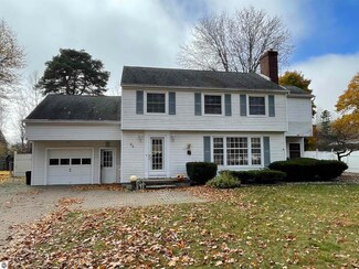 64 Davis Dr, Saginaw, MI 48602