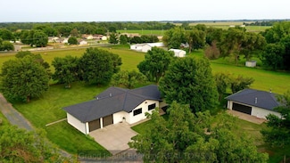 654 S Shady Bend Rd, Grand Island, NE 68801