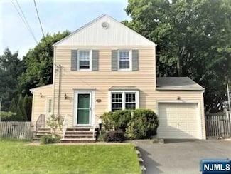 108 Surrey Ln, River Edge, NJ 07661