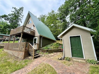 1126 Lakeshore Dr, Brooklyn, IA 52211