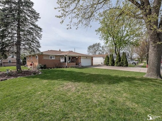 25144 Reeck Rd, Woodhaven, MI 48183