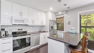 16 Stoner Ave Unit 1-F, Great Neck, NY 11021