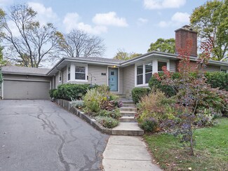 1020 E Willow Ave, Wheaton, IL 60187