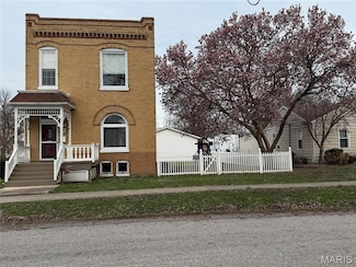 102 S Walnut St, Trenton, IL 62293