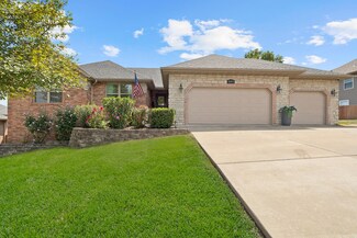846 E Meadow Garden Ct, Nixa, MO 65714