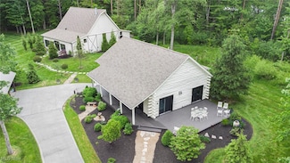 7090 Country Ln, Chagrin Falls, OH 44023