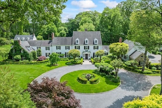 8 Stonegate Ln, Glen Head, NY 11545