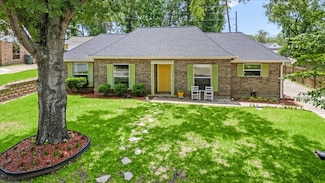 1441 Green Briar Dr, Huntsville, TX 77340