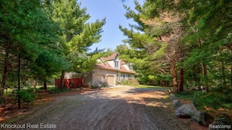 7080 Oak Park Dr, Vassar, MI 48768