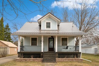 704 5th St NW, Independence, IA 50644