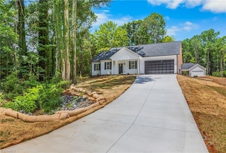512 Carolina Ave, Yadkinville, NC 27055