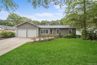 7 Hempstead St, Holtsville, NY 11742