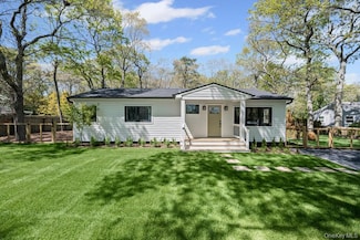 10 Shinnecock Ln, Hampton Bays, NY 11946