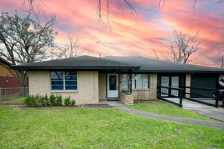 316 Leonard St, Angleton, TX 77515