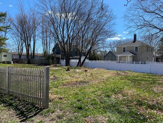 22 Tea St, Rockland, ME 04841