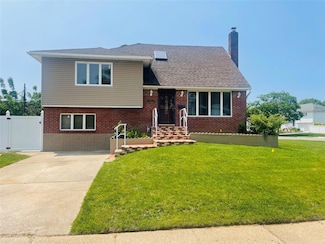 6 Martin St, Massapequa, NY 11758