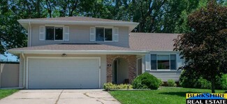 1015 Michelle Pkwy, Papillion, NE 68046
