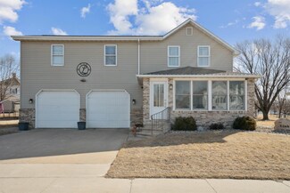 201 1st St S, Farley, IA 52046