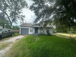 507 N Magnolia St, Highlands, TX 77562
