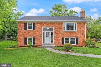 4010 Mapleton Dr, Chantilly, VA 20151