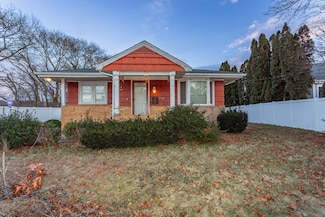 752 Dartmouth St, South Dartmouth, MA 02748