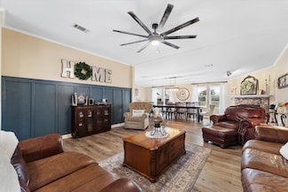 1815 Thomas Rd, Baytown, TX 77521
