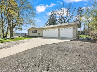 417 Chicago Dr, Howell, MI 48843