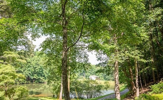 587 Lakeside Cir, Franklin, NC 28734