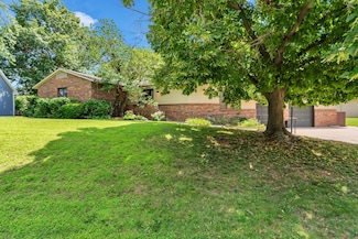709 Country Club Dr, Newton, KS 67114
